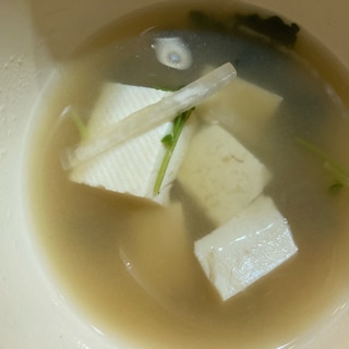 豆腐と大根と豆苗とわかめの味噌汁